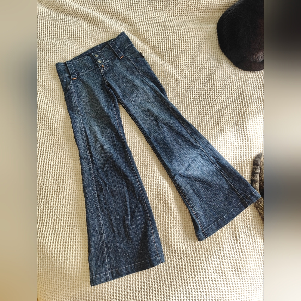 SUPER CUTE BOOT CUT LOW RISE DENIM XS
